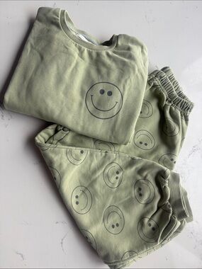 Indy and Pippa Smiley Jogger Set sweatshirt and sweatpants Green Color Size 6T